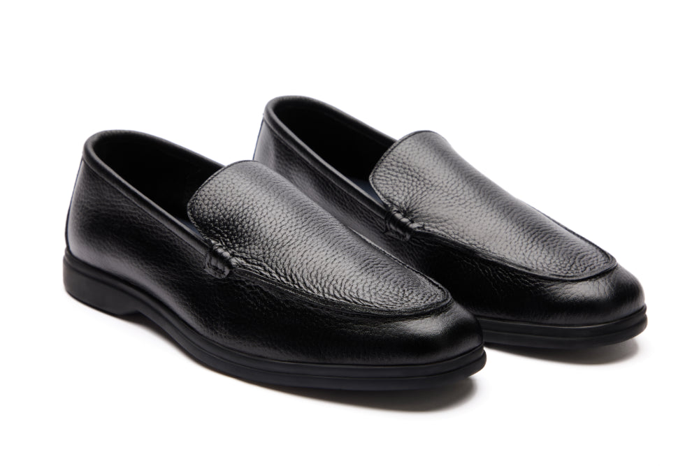 Yacht Loafers in Black Milled with Black Sole