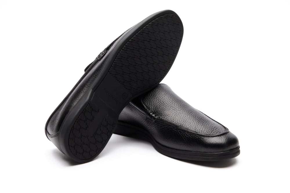 Yacht Loafers in Black Milled with Black Sole