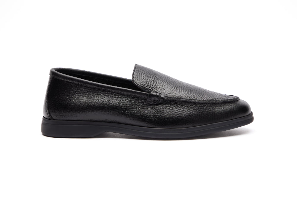 Yacht Loafers in Black Milled with Black Sole